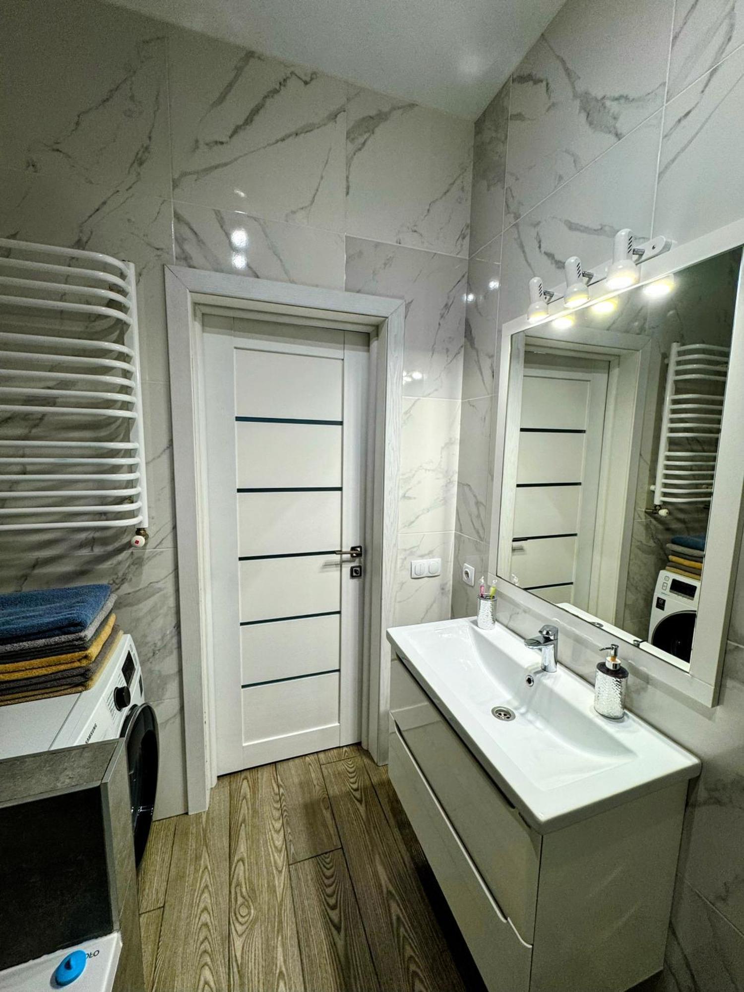 Lux Apartment & Центр,Жк Театральний Rivne Zewnętrze zdjęcie